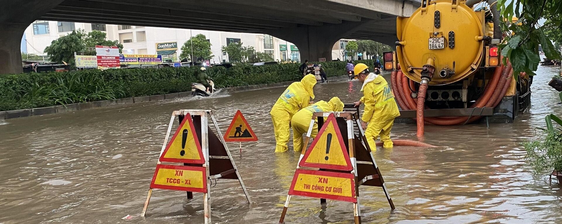 Hà Nội mưa lớn, nhiều tuyến phố ngập sâu, giao thông ùn tắc cục bộ - Sputnik Việt Nam, 1920, 16.09.2024