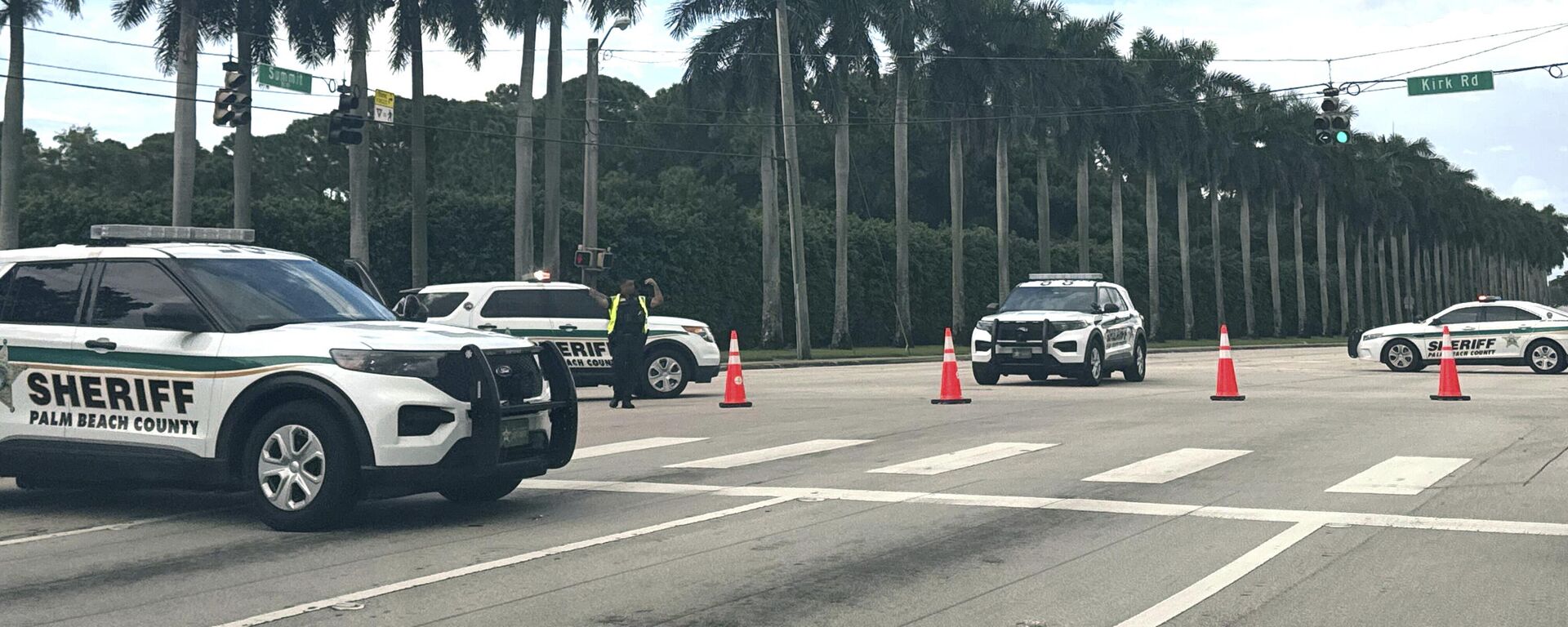 Xe cảnh sát bên ngoài câu lạc bộ golf West Palm Beach sau vụ ám sát được cho là nhằm vào Donald Trump
 - Sputnik Việt Nam, 1920, 17.09.2024