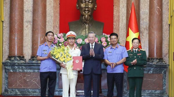 Tổng Bí thư, Chủ tịch nước trao quyết định bổ nhiệm Phó Viện trưởng Viện KSND tối cao - Sputnik Việt Nam