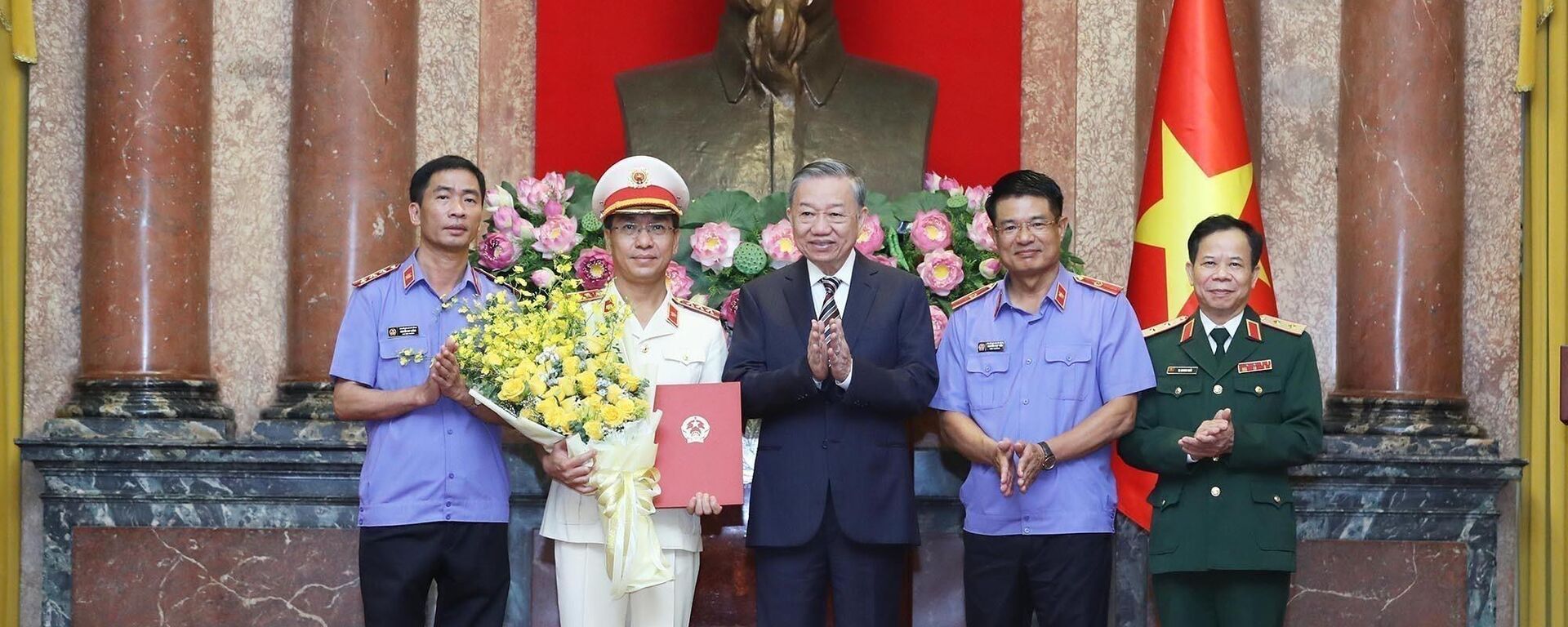 Tổng Bí thư, Chủ tịch nước trao quyết định bổ nhiệm Phó Viện trưởng Viện KSND tối cao - Sputnik Việt Nam, 1920, 16.09.2024