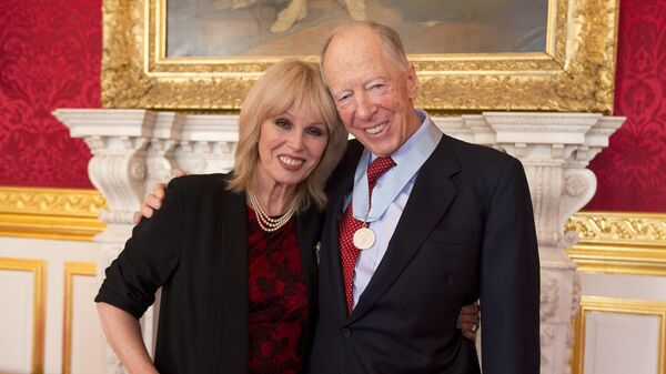 Nữ diễn viên Joanna Lumley và người đứng đầu quỹ RIT Capital Partners, Lord Jacob Rothschild - Sputnik Việt Nam