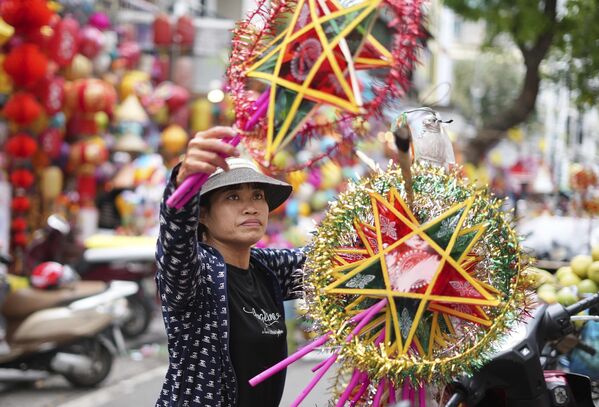 Người phụ nữ treo đèn ông sao, bán tại khu chợ truyền thống mừng Trung thu - Sputnik Việt Nam