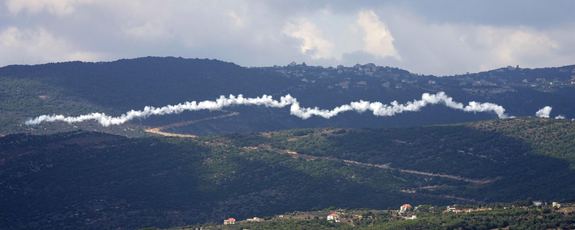 Vệt khói từ một tên lửa của Hezbollah, nhìn từ thị trấn Marjayoun, miền nam Lebanon, thứ Bảy, ngày 21 tháng 9 năm 2024. - Sputnik Việt Nam, 1920, 15.10.2024