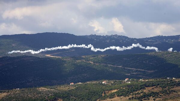 Vệt khói từ một tên lửa của Hezbollah, nhìn từ thị trấn Marjayoun, miền nam Lebanon, thứ Bảy, ngày 21 tháng 9 năm 2024. - Sputnik Việt Nam