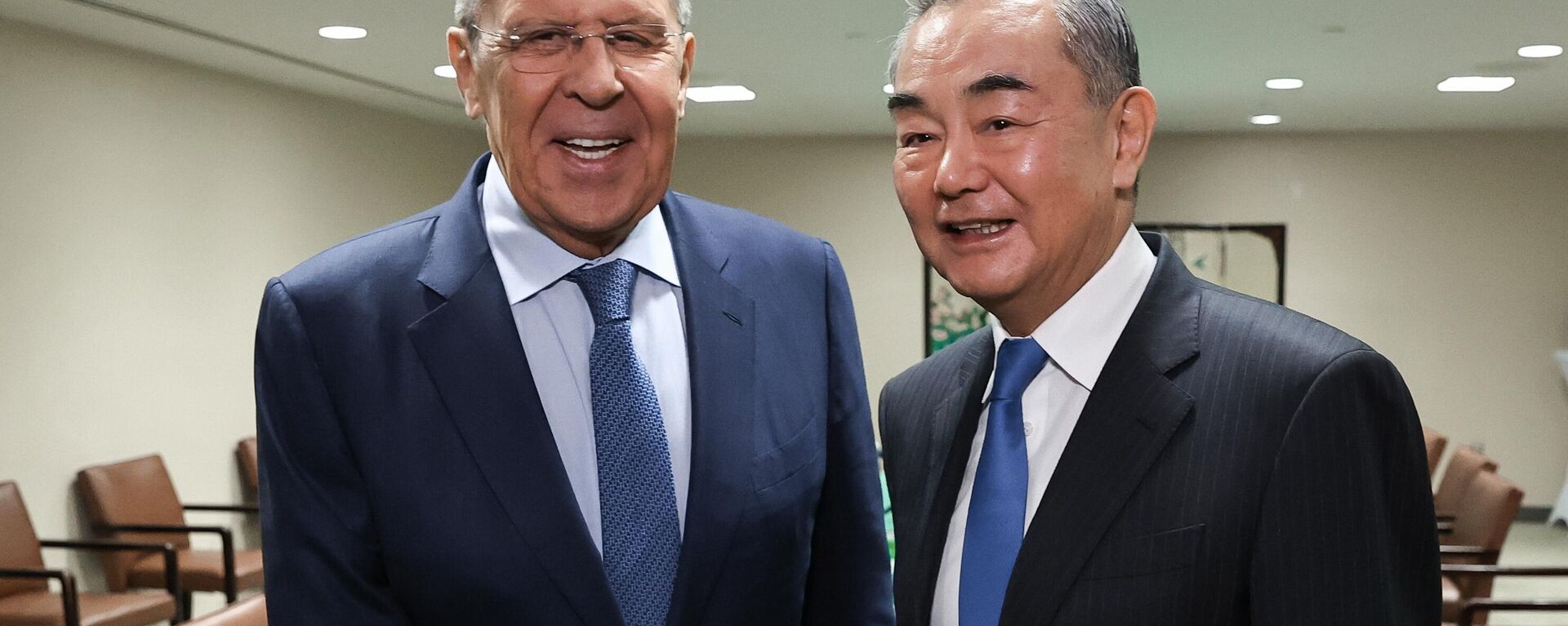 Ngoại trưởng Nga Sergei Lavrov (trái) và Chủ nhiệm Văn phòng Ủy ban công tác Đối ngoại Trung ương, Bộ trưởng Bộ Ngoại giao Trung Quốc Vương Nghị (phải) tại cuộc gặp trong khuôn khổ kỳ họp thứ 79  Đại hội đồng Liên Hợp Quốc ở New York
 - Sputnik Việt Nam, 1920, 26.09.2024