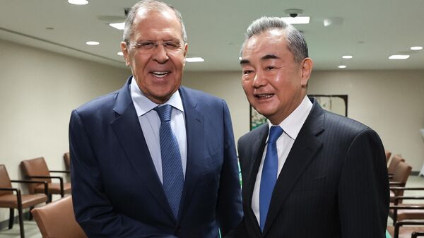 Ngoại trưởng Nga Sergei Lavrov (trái) và Chủ nhiệm Văn phòng Ủy ban công tác Đối ngoại Trung ương, Bộ trưởng Bộ Ngoại giao Trung Quốc Vương Nghị (phải) tại cuộc gặp trong khuôn khổ kỳ họp thứ 79  Đại hội đồng Liên Hợp Quốc ở New York
 - Sputnik Việt Nam