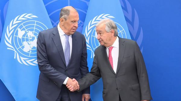 “Tấm thảm này là từ đâu?”: Ngoại trưởng Nga Lavrov gặp Tổng Thư ký LHQ António Guterres tại New York - Sputnik Việt Nam