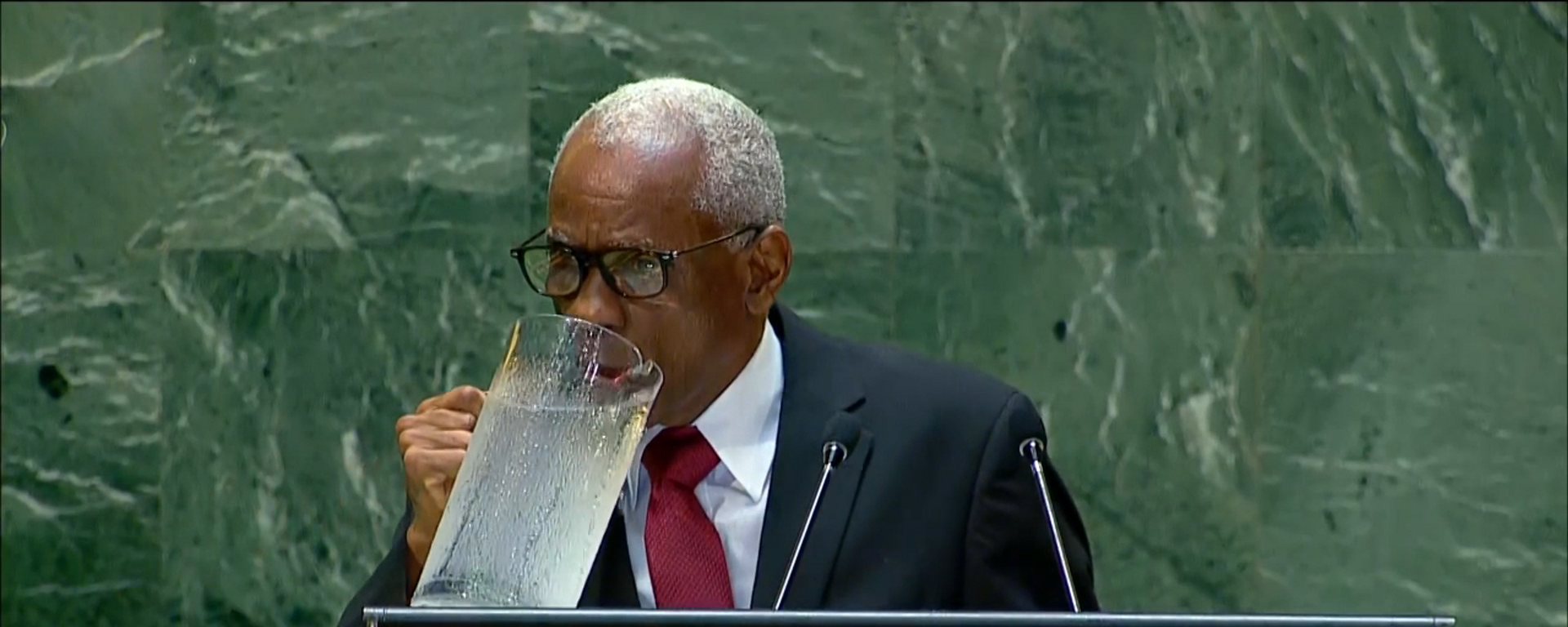 Chủ tịch Haiti vô tình đổ nước lên người tại Đại hội đồng Liên Hợp Quốc - Sputnik Việt Nam, 1920, 27.09.2024