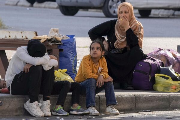 Gia đình với trẻ em chạy trốn khỏi cuộc không kích của Israel từ vùng ngoại ô phía nam Beirut, tại Quảng trường Tử vì đạo ở trung tâm Beirut - Sputnik Việt Nam