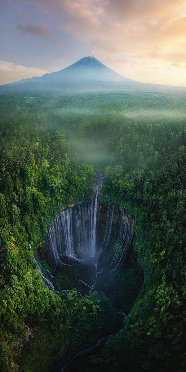 Ảnh Mt Semeru and Tumpak Sewu của nhiếp ảnh gia Ấn Độ Himadri Bhuyan, lọt vào TOP 50 ở hạng mục Amateur Nature Landscapes tại cuộc thi EPSON International Pano Awards lần thứ 15 - Sputnik Việt Nam