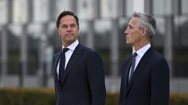 Tân Tổng thư ký NATO Mark Rutte và Tổng thư ký NATO Jens Stoltenberg trong buổi lễ đặt vòng hoa tại Trụ sở NATO ở Brussels, Bỉ - Sputnik Việt Nam