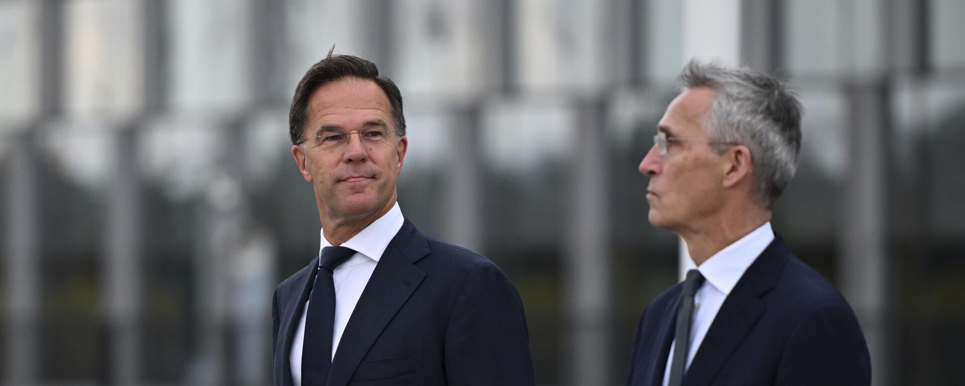 Tân Tổng thư ký NATO Mark Rutte và Tổng thư ký NATO Jens Stoltenberg trong buổi lễ đặt vòng hoa tại Trụ sở NATO ở Brussels, Bỉ - Sputnik Việt Nam, 1920, 01.10.2024