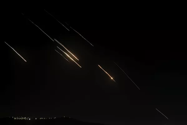 Tên lửa bắn từ Iran về phía Israel được nhìn thấy ở thành phố Nablus ở Bờ Tây - Sputnik Việt Nam