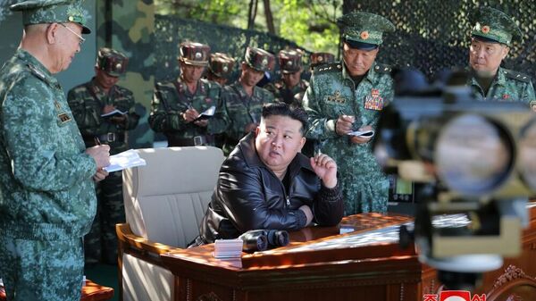 Kim Jong-un trong quá trình huấn luyện lực lượng đặc biệt CHDCND Triều Tiên - Sputnik Việt Nam