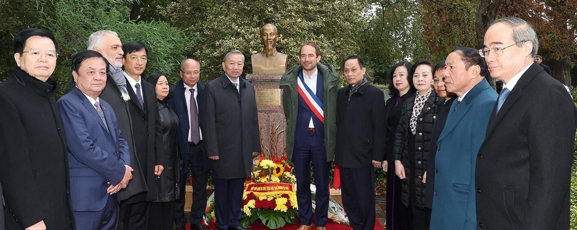 Tổng Bí thư, Chủ tịch nước đặt hoa tại Tượng đài Chủ tịch Hồ Chí Minh ở Công viên Montreau   - Sputnik Việt Nam, 1920, 07.10.2024