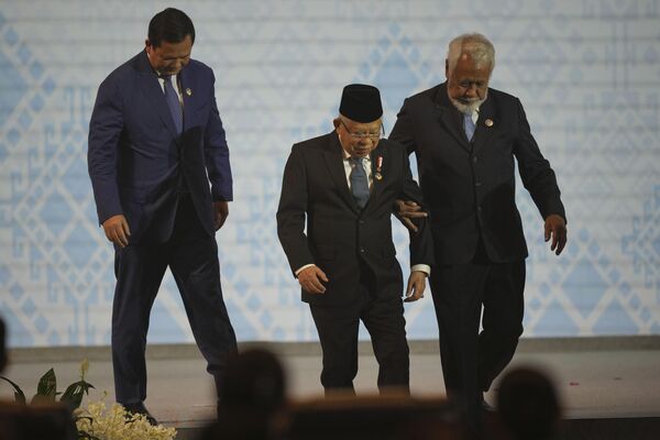 Thủ tướng Đông Timor Xanana Gusmao (phải) đỡ Phó Tổng thống Indonesia Ma&#x27;ruf Amin (giữa) xuống sân khấu khi Thủ tướng Campuchia Hun Manet theo dõi lễ khai mạc hội nghị thượng đỉnh Hiệp hội các quốc gia Đông Nam Á (ASEAN) tại Viêng Chăn, Lào, hôm thứ Tư, 9 tháng 10 năm 2024 - Sputnik Việt Nam