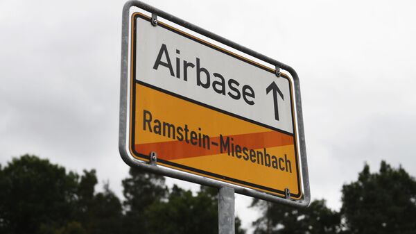 Road sign leading to the US air base in Ramstein, Germany - Sputnik Việt Nam