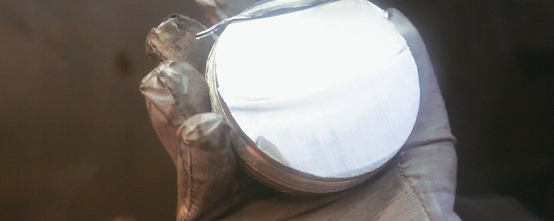 Cutting of the lithium metal ingot Cutting of the lithium metal ingot - Sputnik Việt Nam, 1920, 10.10.2024