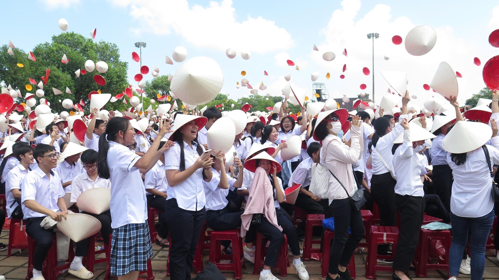 Hàng ngàn khán giả phấn khởi khi Võ Quang Phú Đức được xướng tên là nhà vô địch cuộc thi. - Sputnik Việt Nam, 1920, 13.10.2024