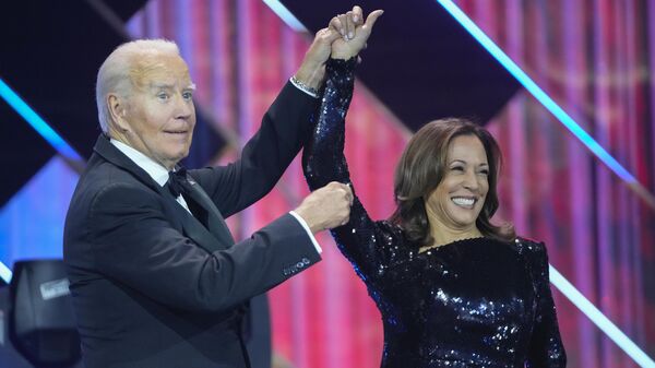 Tổng thống Mỹ Joe Biden và Phó tổng thống, ứng cử viên tổng thống của đảng Dân chủ Kamala Harris  - Sputnik Việt Nam