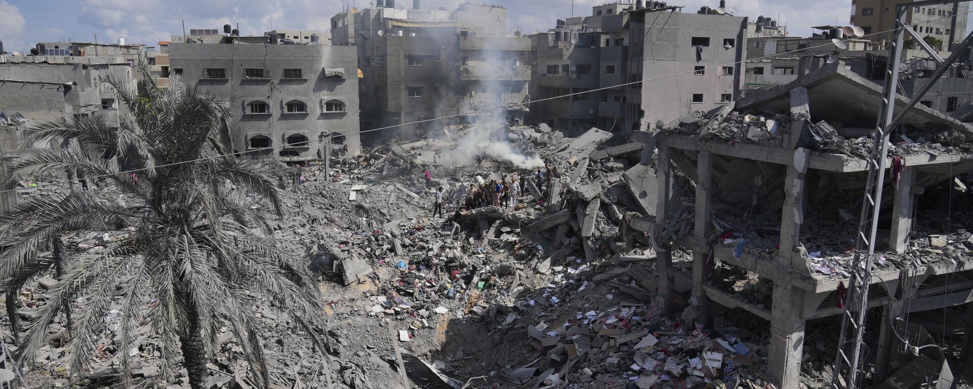 Palestinians search for the people killed in an Israeli airstrike in Bureij refugee camp Gaza Strip, Wednesday, Oct. 18, 2023 - Sputnik Việt Nam, 1920, 20.11.2024