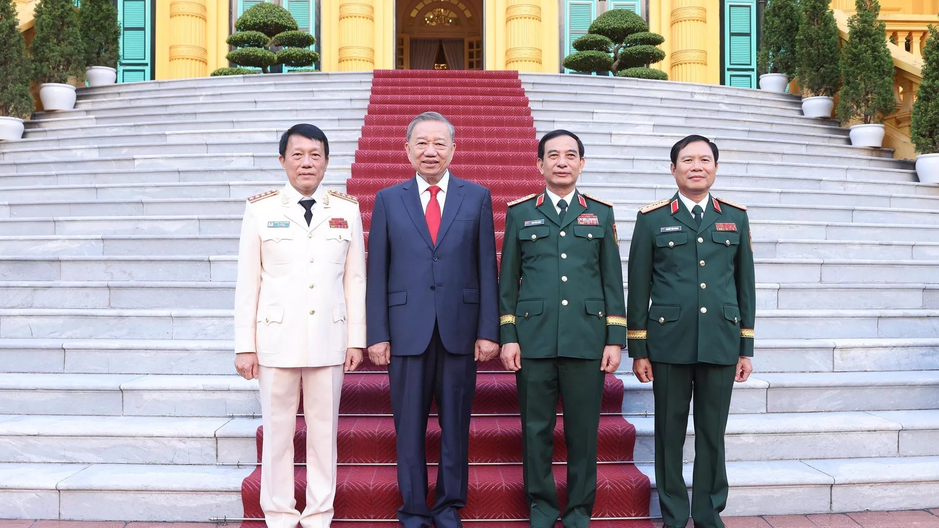 Tổng Bí thư, Chủ tịch nước Tô Lâm với Đại tướng Phan Văn Giang, Uỷ viên Bộ Chính trị, Phó Bí thư Quân uỷ Trung ương, Bộ trưởng Bộ Quốc phòng và các đồng chí được thăng quân hàm. 