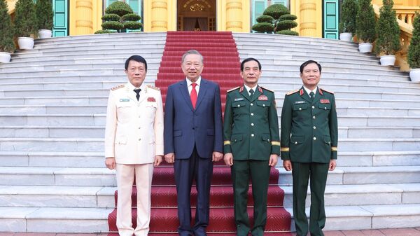 Tổng Bí thư, Chủ tịch nước Tô Lâm với Đại tướng Phan Văn Giang, Uỷ viên Bộ Chính trị, Phó Bí thư Quân uỷ Trung ương, Bộ trưởng Bộ Quốc phòng và các đồng chí được thăng quân hàm.  - Sputnik Việt Nam