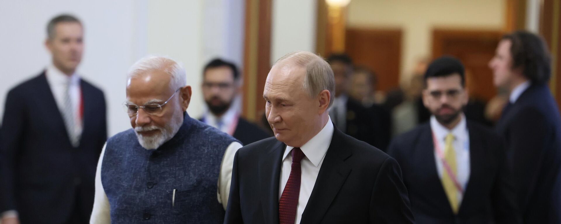 Hội nghị thượng đỉnh BRICS XVI Cuộc gặp giữa Tổng thống Nga Vladimir Putin và Thủ tướng Ấn Độ Narendra Modi - Sputnik Việt Nam, 1920, 02.11.2024