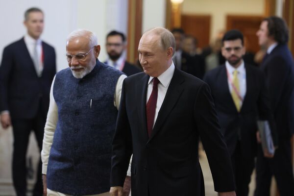 Hội nghị thượng đỉnh BRICS XVI Cuộc gặp giữa Tổng thống Nga Vladimir Putin và Thủ tướng Ấn Độ Narendra Modi - Sputnik Việt Nam