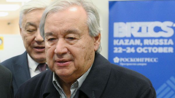 Tổng thư ký Liên hợp quốc (LHQ) Antonio Guterres, người đến tham dự hội nghị thượng đỉnh BRICS lần thứ 16, trong buổi lễ chào mừng tại sân bay Kazan. Tổng thư ký Liên hợp quốc (LHQ) Antonio Guterres, người đến tham dự hội nghị thượng đỉnh BRICS lần thứ 16, trong buổi lễ chào mừng tại sân bay Kazan. - Sputnik Việt Nam