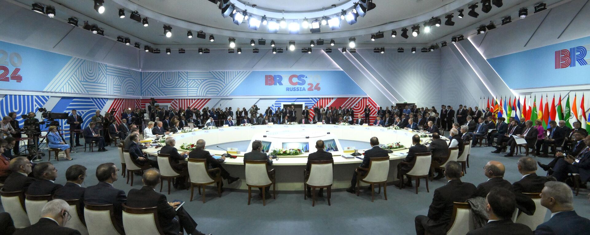 Hội nghị thượng đỉnh BRICS XVI Cuộc gặp mở rộng của Trưởng đoàn các nước BRICS - Sputnik Việt Nam, 1920, 23.10.2024