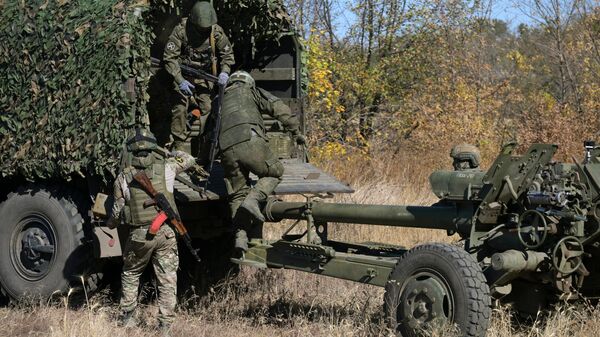 Huấn luyện chiến đấu của lính pháo binh Quân khu Trung tâm tại LNR - Sputnik Việt Nam