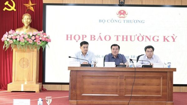 Thứ trưởng Bộ Công Thương Nguyễn Sinh Nhật Tân (giữa) chủ trì họp báo quý III.  - Sputnik Việt Nam