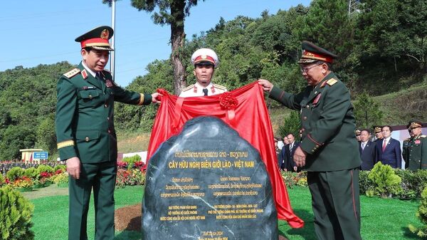 Đại tướng, Bộ trưởng Quốc phòng Phan Văn Giang và Đại tướng Chansamone Chanyalath, Phó Thủ tướng, Bộ trưởng Quốc phòng Lào trồng cây hữu nghị tại Cửa khẩu biên giới huyện Sop Bao (tỉnh Houaphanh). - Sputnik Việt Nam