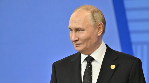 Tổng thống Nga Vladimir Putin tại lễ gặp chính thức trưởng các phái đoàn tham gia hội nghị thượng đỉnh BRICS XVI. - Sputnik Việt Nam