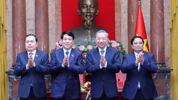 Tổng Bí thư Tô Lâm, Chủ tịch nước Lương Cường, Thủ tướng Chính phủ Phạm Minh Chính và Chủ tịch Quốc hội Trần Thanh Mẫn tại lễ bàn giao công tác của Chủ tịch nước. - Sputnik Việt Nam