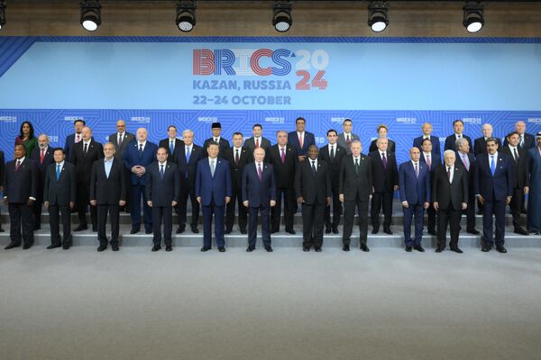 Hội nghị thượng đỉnh BRICS XVI Chụp ảnh chung của trưởng đoàn các nước BRICS - Sputnik Việt Nam