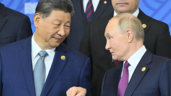 Hội nghị thượng đỉnh BRICS XVI. Tổng thống Nga Vladimir Putin và Chủ tịch Trung Quốc Tập Cận Bình - Sputnik Việt Nam