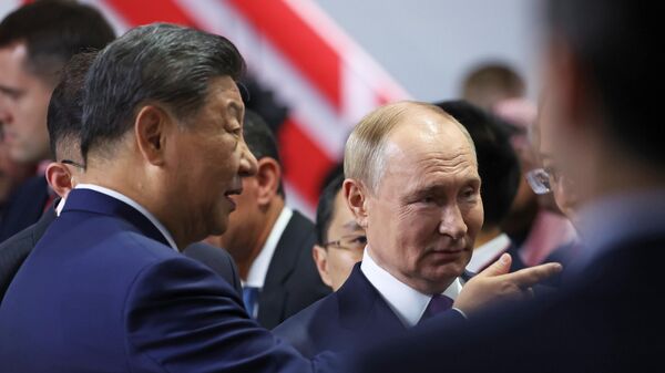 Hội nghị thượng đỉnh BRICS XVI. Tổng thống Nga Vladimir Putin và Chủ tịch Trung Quốc Tập Cận Bình - Sputnik Việt Nam