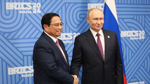 Hội nghị thượng đỉnh BRICS XVI. Cuộc gặp giữa Tổng thống Nga Vladimir Putin và Thủ tướng Việt Nam Phạm Minh Chính - Sputnik Việt Nam