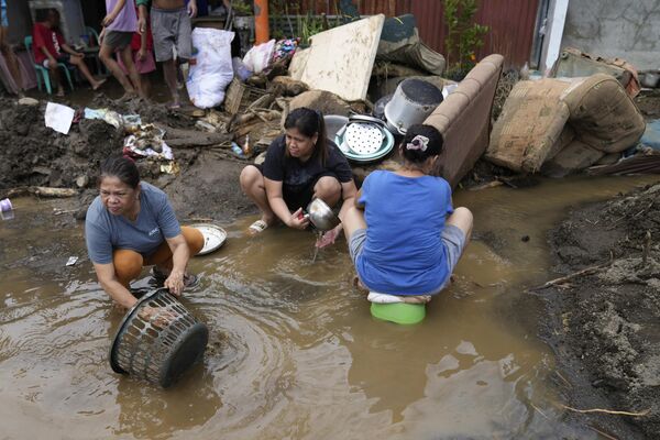 Hậu quả lở đất sau bão Trami ở Philippines - Sputnik Việt Nam