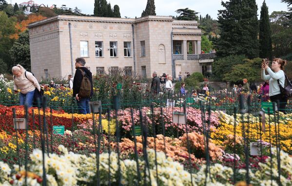 Khách tham quan tại triển lãm hoa &quot;Vũ hội hoa cúc&quot; trong Vườn bách thảo Nikitsky ở Yalta - Sputnik Việt Nam