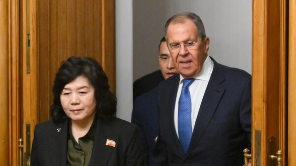 Ngoại trưởng Nga Sergei Lavrov và Ngoại trưởng Triều Tiên Choe Son Hui tại cuộc gặp ở Moskva - Sputnik Việt Nam