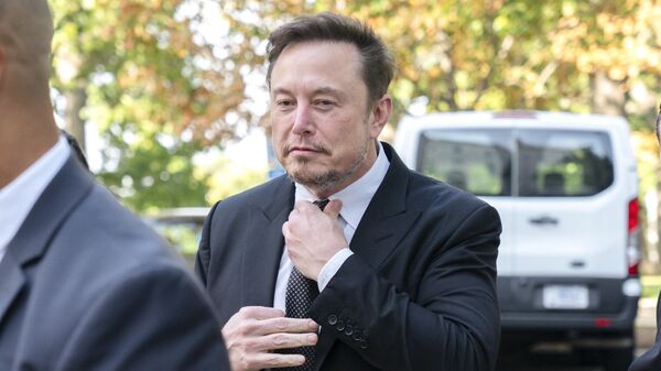 Elon Musk, CEO of X, the company formerly known as Twitter, tightens his tie as he arrives for a closed-door gathering of leading tech CEOs to discuss the priorities and risks surrounding artificial intelligence and how it should be regulated, at Capitol Hill in Washington, Wednesday, Sept. 13, 2023. - Sputnik Việt Nam