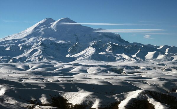 Quang cảnh Elbrus nhìn từ cao nguyên Bermamyt ở Karachay-Cherkessia, Bắc Kavkaz - Sputnik Việt Nam