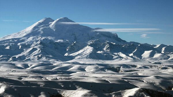 Quang cảnh Elbrus nhìn từ cao nguyên Bermamyt ở Karachay-Cherkessia, Bắc Kavkaz - Sputnik Việt Nam