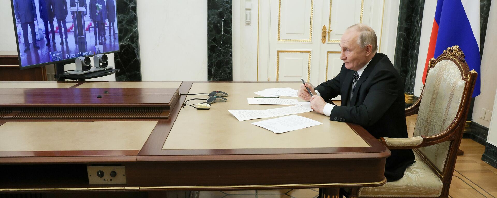 Tổng thống Nga Vladimir Putin tham dự nghi lễ hạ thủy tàu phá băng hạt nhân «Chukotka» tại Nhà máy đóng tàu Baltic ở Saint-Peterburg thông qua hội nghị truyền hình. Tổng thống Nga Vladimir Putin tham dự nghi lễ hạ thủy tàu phá băng hạt nhân «Chukotka» tại Nhà máy đóng tàu Baltic ở Saint-Peterburg thông qua hội nghị truyền hình. - Sputnik Việt Nam, 1920, 06.11.2024