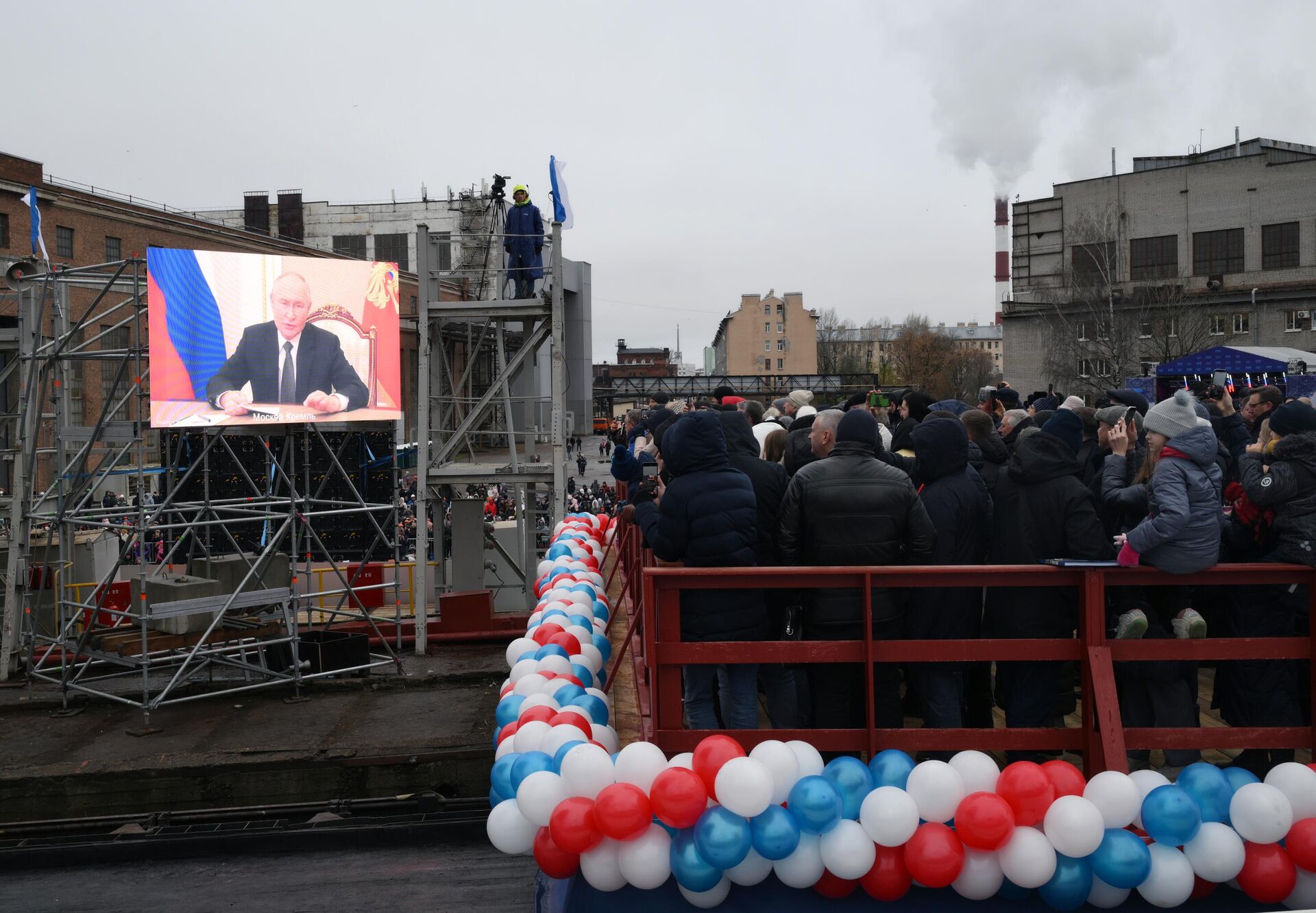 Tổng thống Nga Vladimir Putin tham dự nghi lễ hạ thủy tàu phá băng hạt nhân «Chukotka» tại Nhà máy đóng tàu Baltic ở Saint-Peterburg thông qua hội nghị truyền hình. - Sputnik Việt Nam, 1920, 06.11.2024