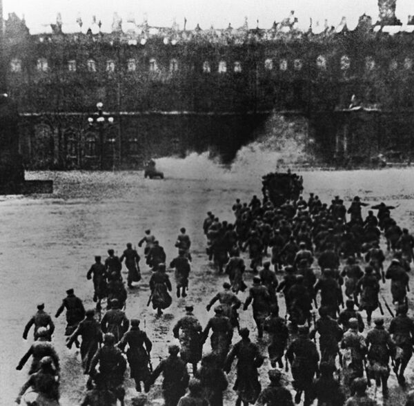 Cuộc tấn công Cung điện Mùa đông vào ngày 25 tháng 10 năm 1917. Petrograd. Tranh in lại - Sputnik Việt Nam