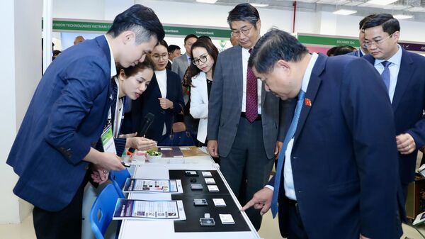 Bộ trưởng Bộ Kế hoạch và đầu tư tham quan các gian hãng tại Triển lãm ngành công nghiệp bán dẫn Việt Nam 2024 - SEMIExpo Vietnam 2024 - Sputnik Việt Nam